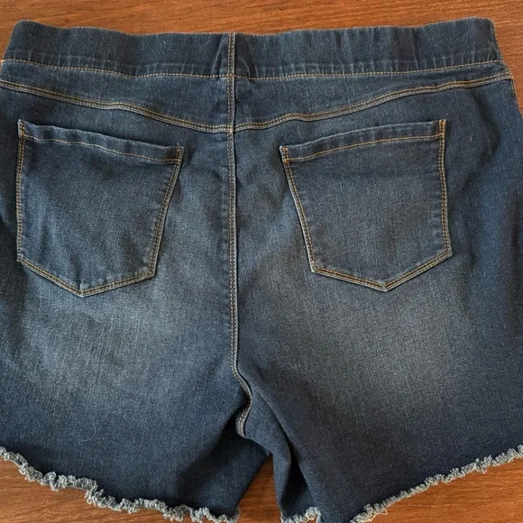 Women's Denim Jean Shorts - Picture 2 of 3